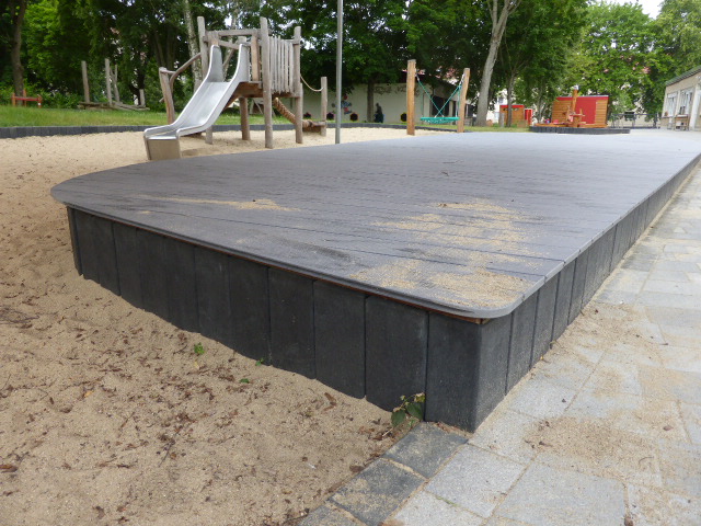 Palisades as edging made of recycling plastic, planks made of fibre-reinforced plastic recycling